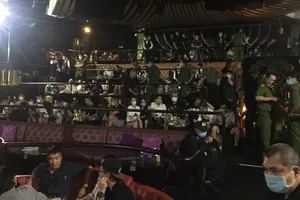 Bar Ferso tiếp tục bị kiểm tra, 20 'dân chơi' bị đưa lên phường