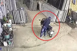 Nam thanh niên tiếp cận, bẻ khóa trộm chiếc xe có chứa ví tiền trong cốp trong khoảng thời gian bốn giây.