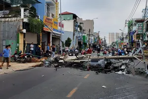 Trụ điện ngã chắn ngan đường, cả khu vực mất điện