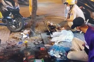 CSGT Tân Bình kiểm tra thanh niên không đội nón bảo hiểm, phát hiện 2 khẩu súng 