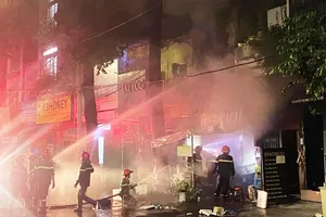 Hai người mắc kẹt trong đám cháy nhà trên đường Nguyễn Thái Bình, quận Tân Bình, TP.HCM được cảnh sát giải cứu.