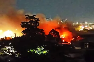 Đám cháy bùng lên từ xưởng gỗ trong hẻm đường Quốc lộ 1, quận 12, TP.HCM thiêu rụi nhiều tài sản.