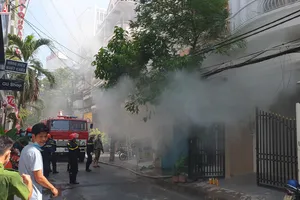 Người dân đạp cửa, cứu 4 người kẹt trong đám cháy ở quận 10