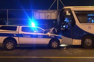 Xe ô tô CSGT đâm trực diện vào chiếc xe khách 45 chỗ đang đỗ bên đường ở hướng ngược lại.