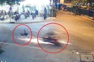 Bé trai 4 tuổi đi bán vé số cùng mẹ ở đường Song Hành QL 22 bị xe tông