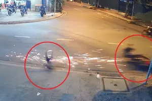 Bé 4 tuổi bị xe máy đâm văng sáu mét ở Hóc Môn