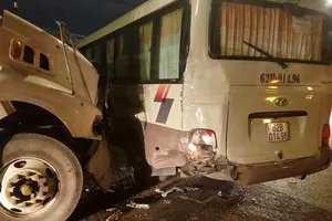 Người đàn ông ngã văng ra làn ô tô gây va chạm liên hoàn