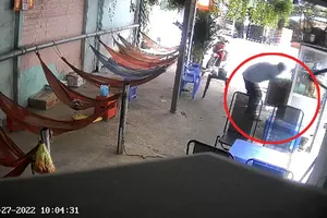 Người đàn ông vào quán, gọi nước và xin uống thiếu một hôm nhưng lại lợi dụng sơ hở trộm tài sản.