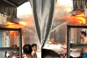 Xưởng sofa bốc cháy dữ dội, xe SH chỉ còn trơ khung sắt