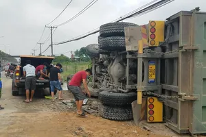 Xe ben nổ lốp, tông dải phân cách, lật ngang ở làn xe máy