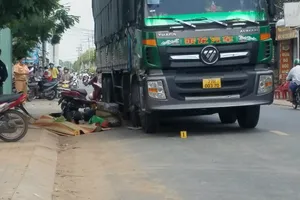 Bị ngã vì xe trượt bánh khi chạy lên vỉa hè, ô tô tải không thắng kịp