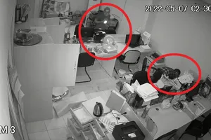 Bốn tên trộm phá cửa vào công ty khoắng sạch tài sản