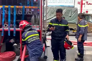 Cháy nhà trong hẻm Chợ Cầu Ông Lãnh, dân hốt hoảng di dời đồ đạc