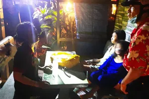 Cảnh sát phá cửa cứu 3 mẹ con kẹt trong đám cháy 