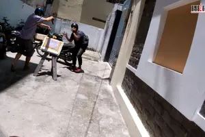 Phát hiện nam thanh niên cướp giật sợi dây chuyền của người đi đường, trinh sát hình sự truy đuổi, nổ súng khống chế.