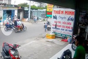 Cướp giật dây chuyền, cô gái may mắn giữ lại được