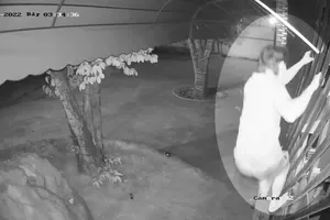 Camera ghi cảnh trộm chui qua khe hở 30cm vào lấy tài sản lúc rạng sáng