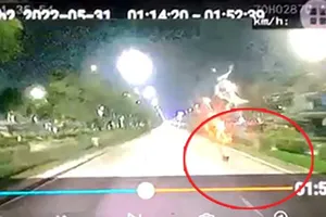 Đi bộ qua đường bị xe đầu kéo tông trúng ở quận 12