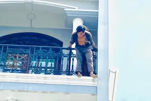 Ngáo đá, nhảy lầu rồi dùng tua vít chống đối cảnh sát