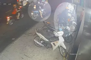 Ghé mua nước uống ở cửa hàng tiện lợi, sau 3 phút thì mất xe