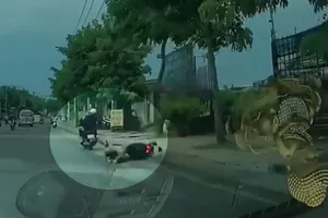 Cô gái ngã sấp mặt xuống đường khi bị cướp giật ở vùng ven TP.HCM