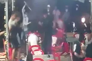 Vung kiếm chém người ở quán ốc như phim vì tiếng pô to