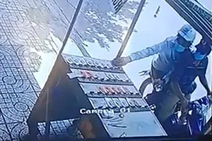 Dân truy bắt 2 thanh niên trộm hàng chục tờ vé số