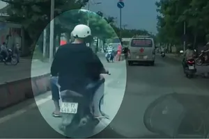 2 thiếu niên giật đồ làm cô gái té ngã xuống đường bị mời làm việc