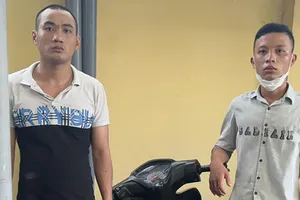 Hai cô gái bị cướp giật iPhone đạp té trên đường Lũy Bán Bích