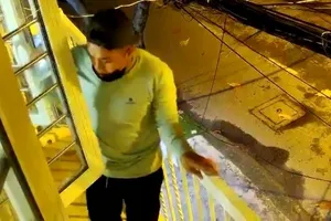 Trộm leo rào lúc rạng sáng, đồng bọn ở dưới đánh lạc hướng người dân