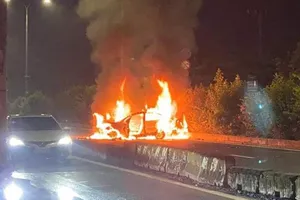 Tông xe, 1 ô tô bốc cháy khiến 2 người chết