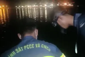 Thiếu nữ 16 tuổi nghi rơi xà lan, mất tích dưới sông Cá Nhám