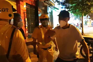 ‘Nhây’ tại chốt tạm đo nồng độ cồn, thanh niên bị mời lên phường