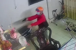 Dùng súng giả cướp vàng, bị nạn nhân phát hiện thì rút dao đâm