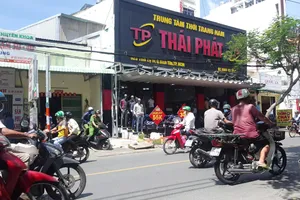 Người đàn ông tử vong trong tư thế treo cổ trong tiệm inox ở Bình Tân