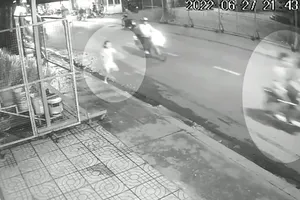 Bé gái 10 tuổi bán ốc bị cướp đạp vào người, lấy điện thoại