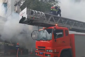 Cửa hàng bán tranh cháy dữ dội sau tiếng nổ ở trung tâm TP.HCM