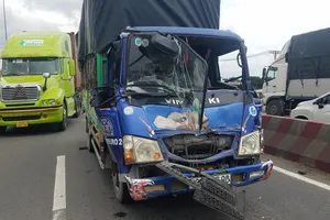 Tông xe liên hoàn trên cầu vượt An Sương, 1 tài xế kẹt trong cabin