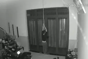 Chui qua chỗ thông gió, đu dây xuống nhà trộm tài sản