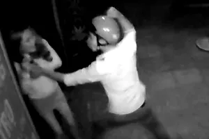 Thiếu nữ 18 tuổi bị cướp đấm vào mặt, giật điện thoại lúc 3 giờ sáng