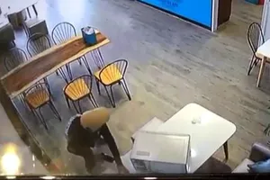 Người phụ nữ vờ giúp nhân viên quán nước để trộm điện thoại