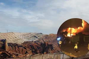 Đám cháy xưởng hóa chất vẫn bốc khói độc, dân tiếp tục rời nhà