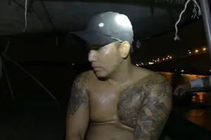 'Cát tặc' nhảy sông Đồng Nai bơi được vài mét thì bị bắt