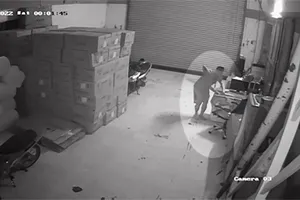 Nằm ngủ trong nhà, để iPhone trên ngực vẫn bị trộm lấy mất