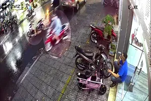 Trộm chỉ dao đe dọa người dân để đồng bọn lấy xe Sh ở Gò Vấp