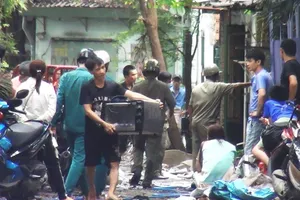 Xưởng giày dép bốc cháy dữ dội, người dân náo loạn