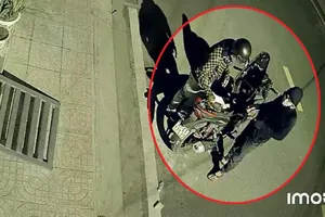 Trộm ‘khèo’ khóa nhà trọ, lấy tài sản rồi vứt giấy tờ ở cổng