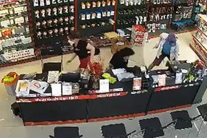 Cầm dao xông vào cửa hàng điện thoại cướp tiền triệu trong 5 giây