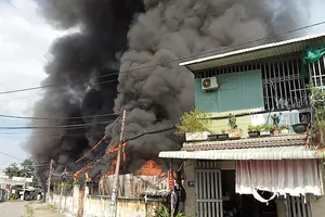 Xưởng vải kế chùa cháy dữ dội, dân hoảng loạn tháo chạy