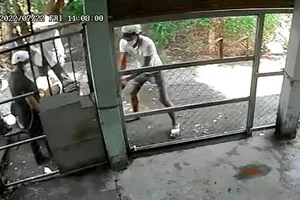 Mua nhà giấy tay, phải ra đường ở cả tuần vì tranh chấp